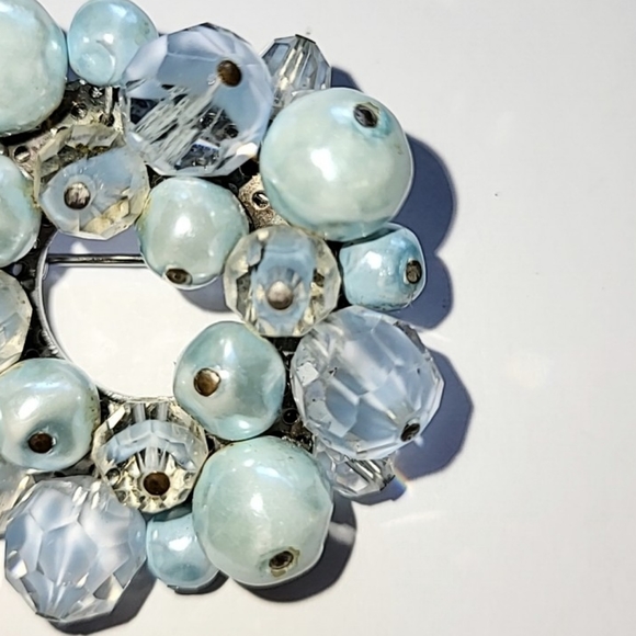 BLUE CRYSTAL GIVRE GLASS & FAUX PEARL WREATH BROOCH - Picture 2 of 6